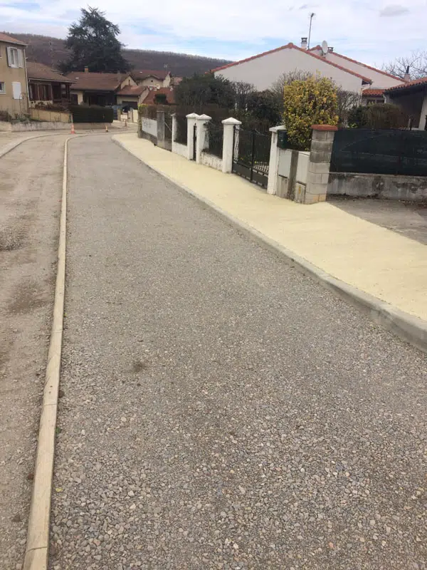 Trottoir béton balayé